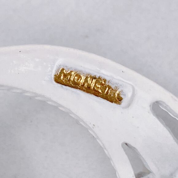 Unusual Signed Monet 1960s VTG White Enamel Floral Swirl Brooch Gold Tone Pin - Picture 7 of 8